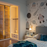 Suspension moderne dans une chambre de garçon, créant une ambiance unique et chaleureuse.